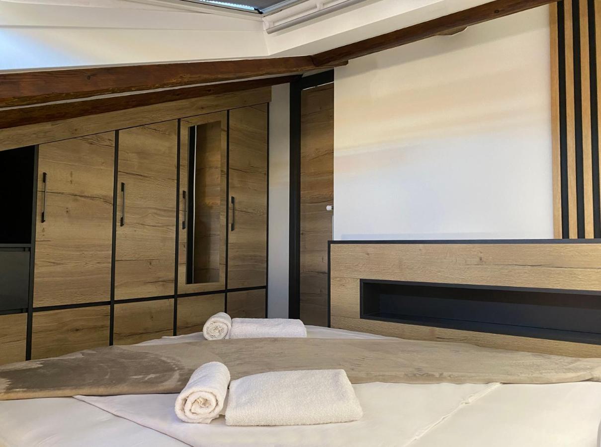 Castropola Views With Private Parking Apartment Exterior foto